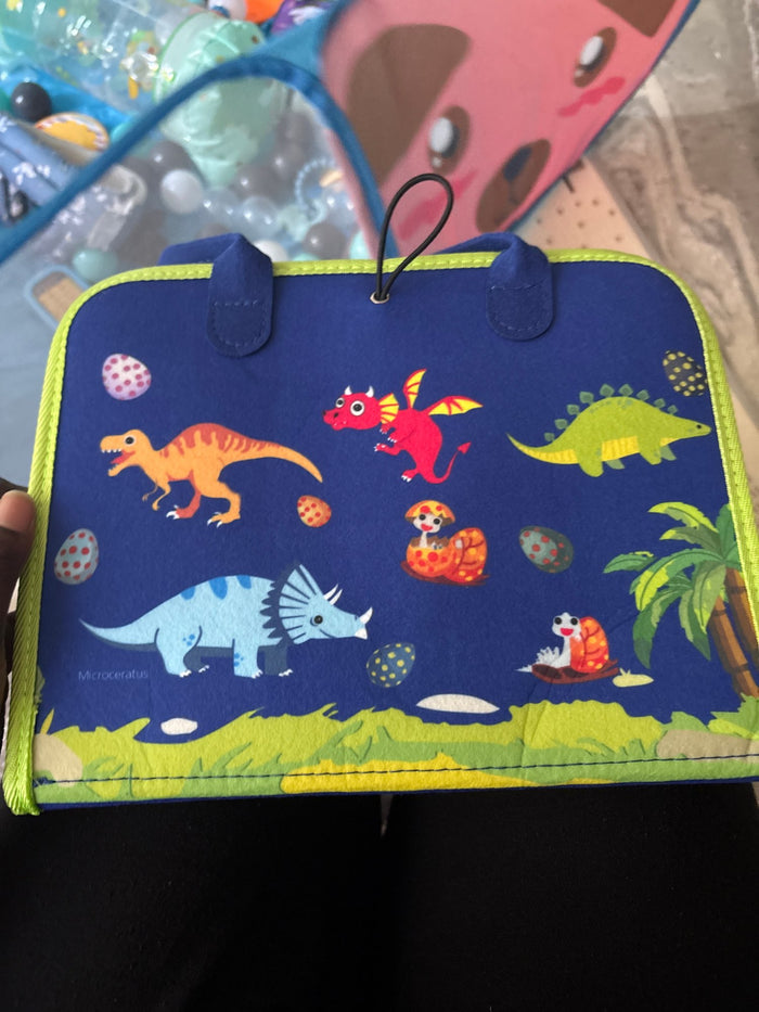 Libro sensorial azul con dinosaurios, foto de una compradora