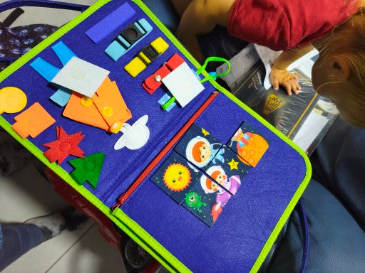 Páginas del libro azul abiertas, foto de una compradora