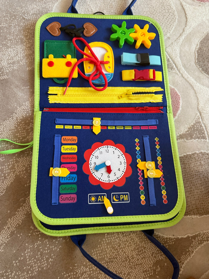 Libro abierto con todas sus actividades, foto de una compradora