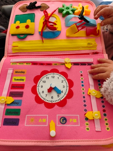 Libro rosa con reloj y cordones, foto de una compradora